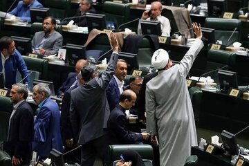 بگیرید جلوی نمایندگانی را که کمترین رای را در تاریخ مجلس دارند و بیشترین هزینه را برای کشور تراشیده اند