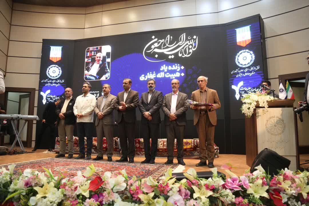 تجلیل از پیشکسوتان رسانه در جشن با تاخیر روز خبرنگار/ انجمن صاحبان مطبوعات پایبندی به میراث خبرنگاری را فریاد زد