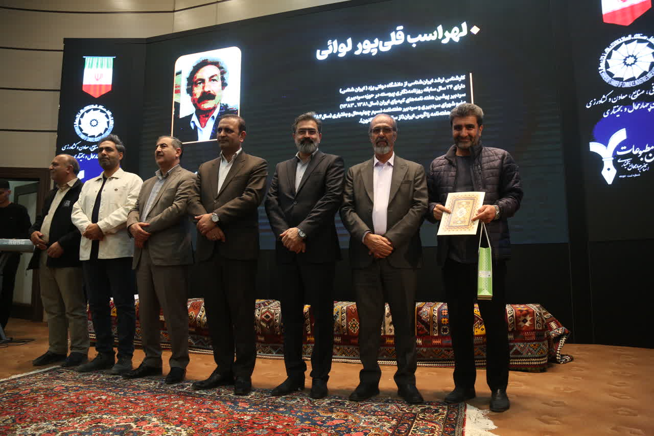 تجلیل از پیشکسوتان رسانه در جشن با تاخیر روز خبرنگار/ انجمن صاحبان مطبوعات پایبندی به میراث خبرنگاری را فریاد زد