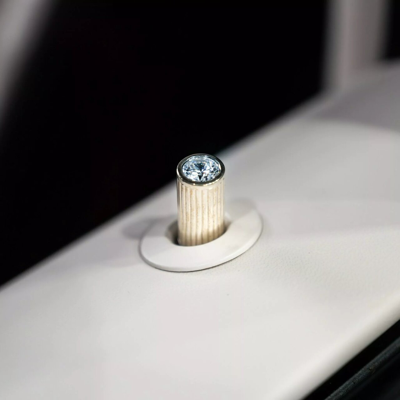 تزئین مرسدس بنز با پودر الماس و پوست کروکودیل / شاسیبلند ۱۷۰ میلیارد تومانی / عکس