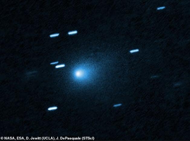 تصاویر مخابره شده از مریخ جنجال به پا کرد / سفینه فضایی بیگانه یا فقط یک دنبالهدار؟