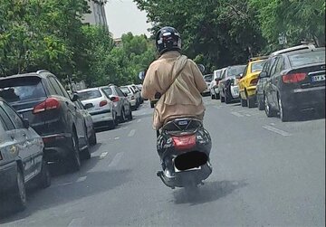 تصویر موتورسواری یک زن چادری که پربازدید شد