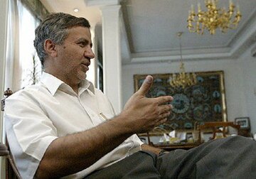 تصویری از عطاالله مهاجرانی و همسرش در یک راهپیمایی در لندن