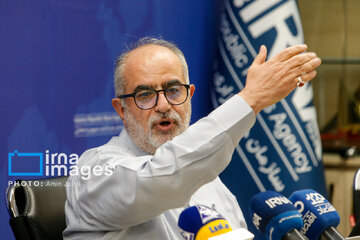 حسام الدین آشنا: زمانی بود که ریال هایمان هم شیر داشت و هم خط؛از وقتی ارز را ترجیح داده اند،نه از شیرمان یالی مانده و نه از خطمان نشانی!