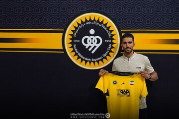 حسین حسینی پشیمان شد؛ دلجویی از سپاهانی‌ها با یک استوری