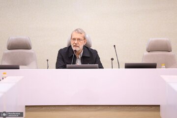 خنده و جدیت علی لاریجانی در دیدار با اهالی علوم انسانی + تصاویر