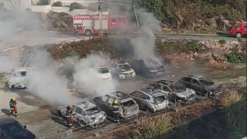 خودروی چینی مشهور، پارکینگ را به آتش کشید/ هفت ماشین در آتش سوخت / عکس