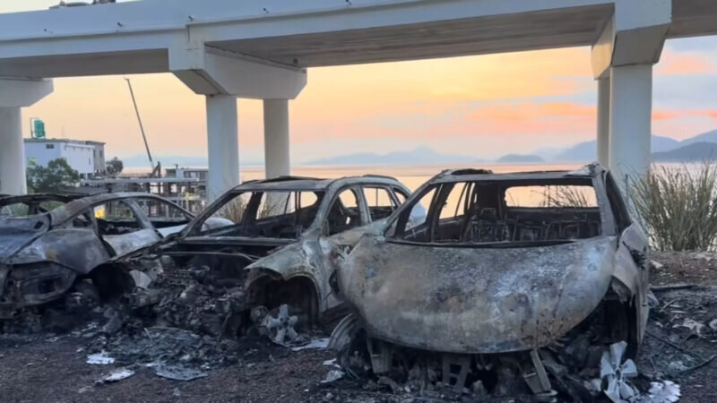 خودروی چینی مشهور، پارکینگ را به آتش کشید/ هفت ماشین در آتش سوخت / عکس