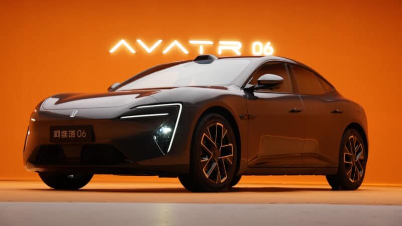 خودروی چینی مشهور، پارکینگ را به آتش کشید/ هفت ماشین در آتش سوخت / عکس