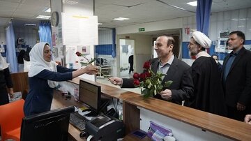 دیدار امام جمعه و استاندار قزوین از بیمارستان ولایت و تجلیل از پرستاران