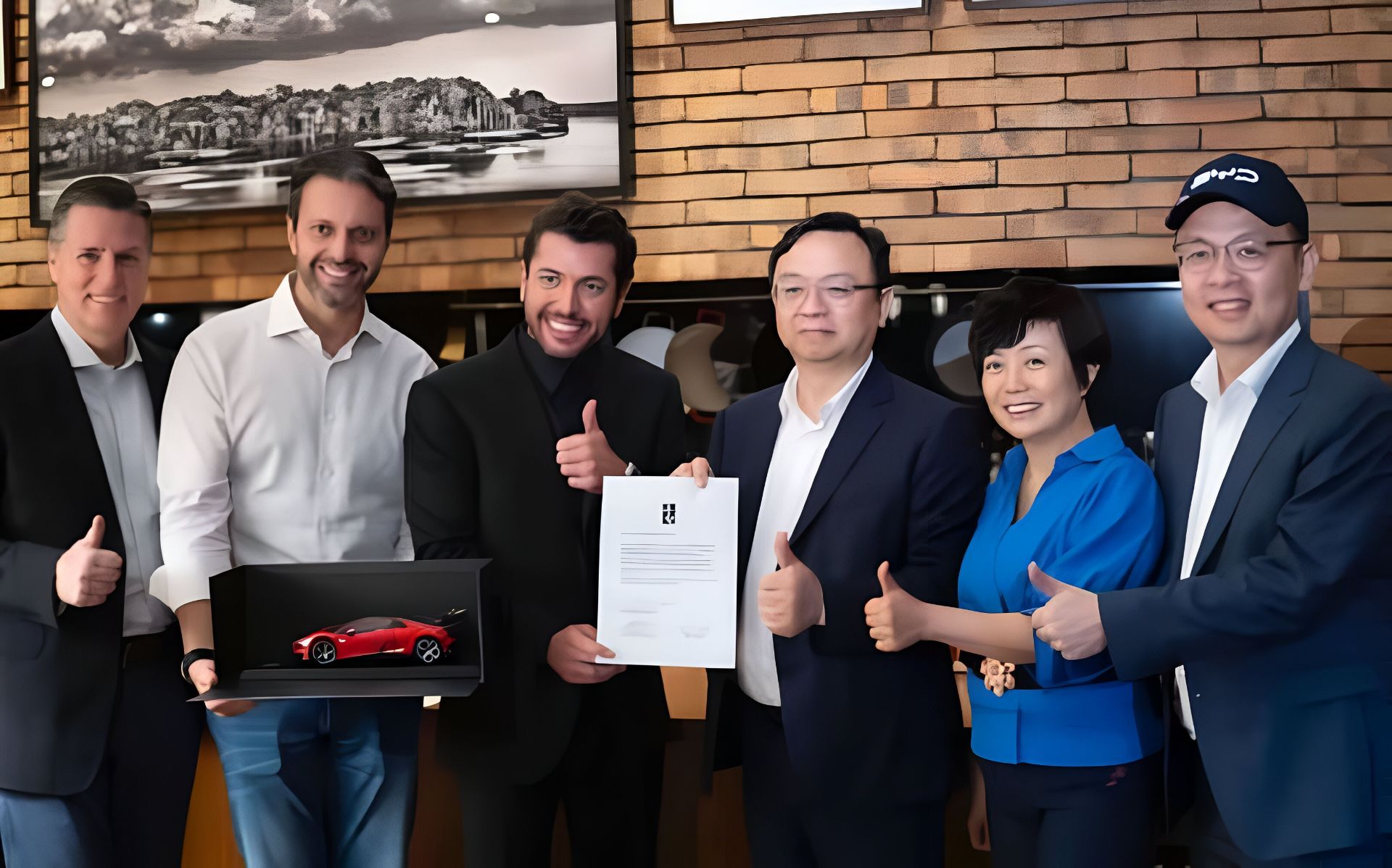 چند نفر در حال ثبت عکس دستهجمعی