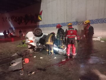 سقوط خودروی تیبا بر روی موتورسیکلت در مشهد با یک کشته و پنج زخمی