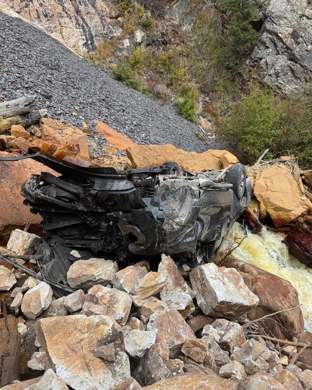 سقوط ۹۰ متری و نجات راننده وانت آمریکایی!