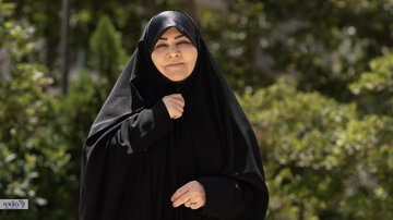 سکینه پاد: کف میدان کسانی که خود را نسبت به مقولهی حجاب غیرتمند میدانند، کسانی که محجبه نباشند را بی حیا و مردان منتخب به آنها را بی غیرت میدانند