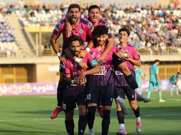 شگفتیسازان لیگ بیست و پنجم؛ ۴ برد پیاپی با میانگین سنی ۲۴!