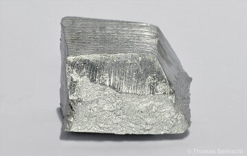 طلا را فراموش کنید / از آیفون تا خودروی برقی، جهان بدون این فلز از کار می‌افتد