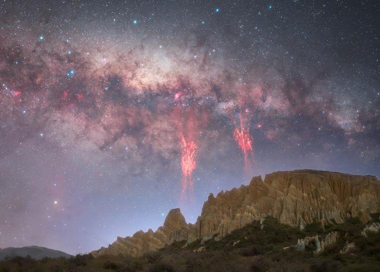 ظهور «جنهای سرخ» در آسمان نیوزیلند / آذرخشی از دنیای بالا