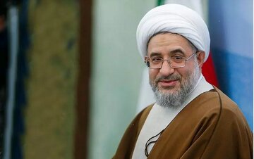 عضو خبرگان رهبری: گاهی رهبری الهی برای حفظ انسجام از سیاستهای خود کوتاه میآید/ هیچکس نمیتواند ادعا کند رهبر انقلاب تاکنون در تصمیماتشان اشتباه کرد