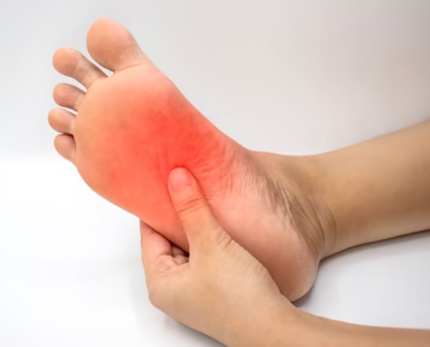 علت داغ شدن کف پا در شب