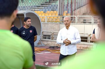 عکس| آقای باشخصیت مهمان تمرین پرسپولیس