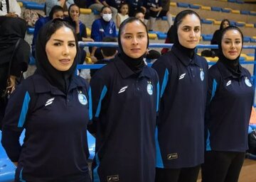 عکس| خانم سرمربی تماشاگر ویژه برد آسیایی استقلال