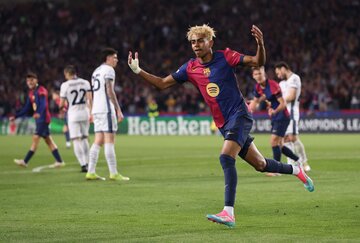 عکس| رونمایی از پیراهن جدید بارسا با خواننده فارسیخوان