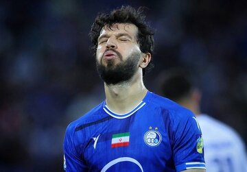 عکس| ستاره استقلال پا به توپ شد