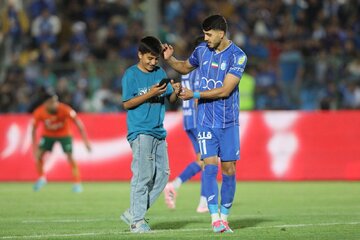 عکس| سلفی با ستاره استقلال وسط بازی!