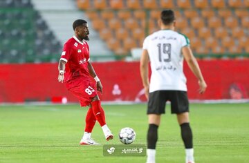 عکس| عروسک لبوبو روی کولهپشتی ستاره پرسپولیس!