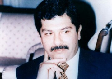 عکس/ «قصی، پسر صدام حسین، همراه پدرش در میان افسران ارشد در بغداد؛ سال ۱۳۸۱