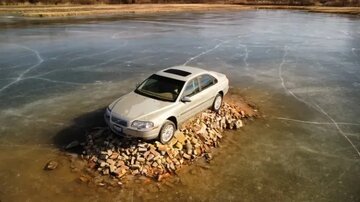 عکس | ماجرای عجیبترین دریاچه دنیا / این خودرو در وسط آب چه میکند؟