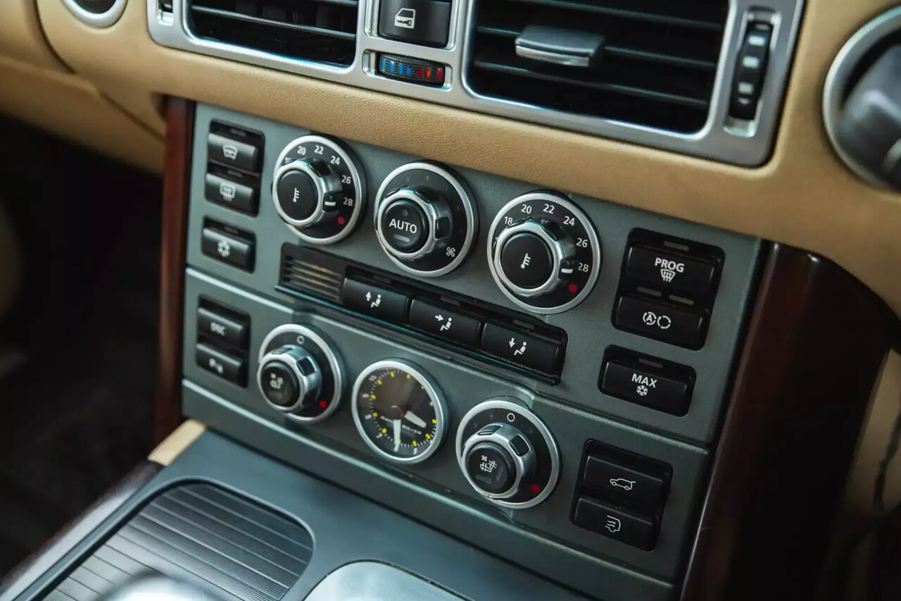 عکس | ماشین شاسیبلند ملکه / خودروی الیزابت دوم فروخته میشود