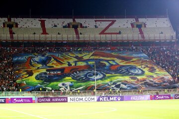 عکس| چمن ورزشگاه تراکتور بعد از بازسازی زرد شد!