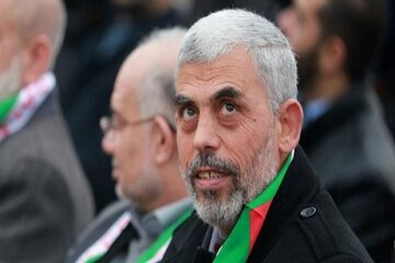 عکسی کمتر دیده شده از دیدار شهید سنوار با رهبر انقلاب