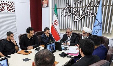 مربی شنا توسط کشتی گیران آزاد شد