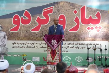 نخستین جشنواره پیاز و گردوی هرسین برگزار شد