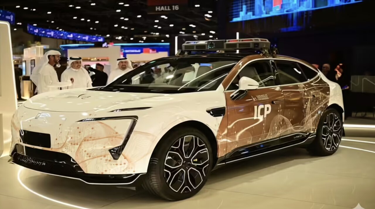نمایش خودروهای هوش مصنوعی در غرفه پلیس دبی در GITEX ۲۰۲۵