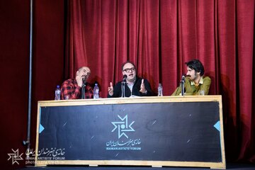 هرکس گفت همه را دور بریز و فقط خودت باش، دارد نسخه بدبختی میپیچد/ در جلسه اکران «دریای عمیق آبی» مطرح شد