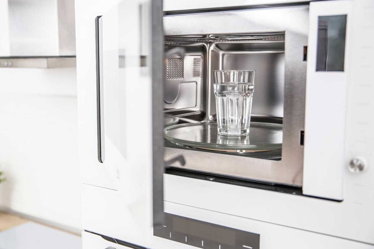 هشدار علمی: خطر پنهان جوشاندن آب در مایکروویو