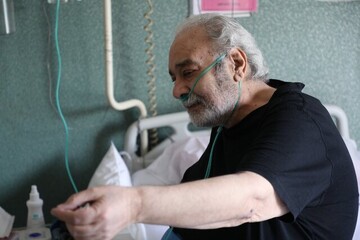 وداع قبل از رفتن جواد عزتی و عباس جمشیدیفر با محمد کاسبی/ عکس