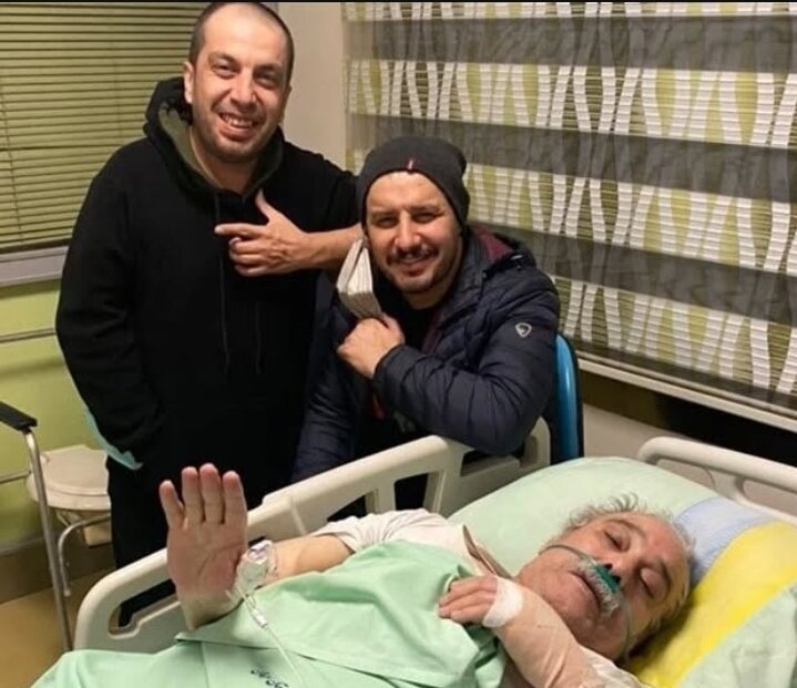 وداع قبل از رفتن جواد عزتی و عباس جمشیدیفر با محمد کاسبی/ عکس