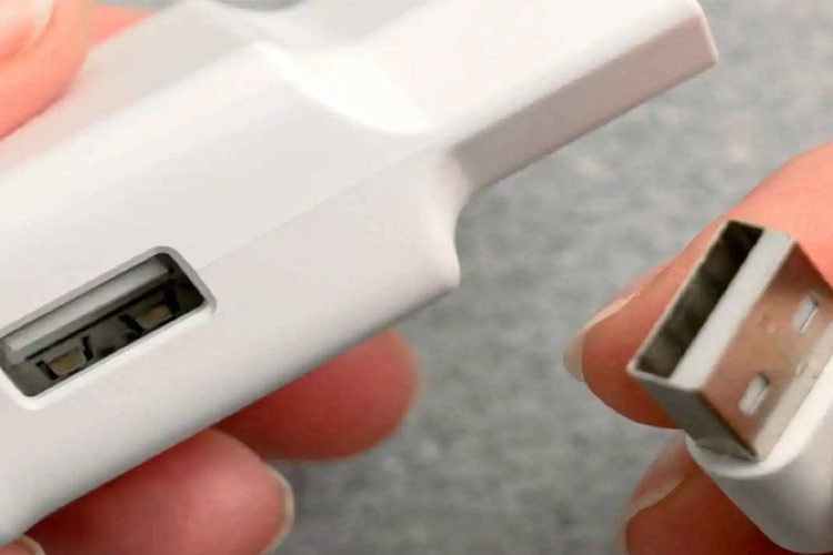 پورت USB سفید چیست؟ از سرعت و کاربرد تا تفاوت با دیگر رنگ‌ها