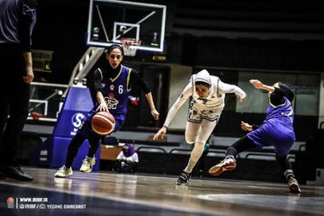 پیروزی قاطع زنان استقلال در لیگ بسکتبال