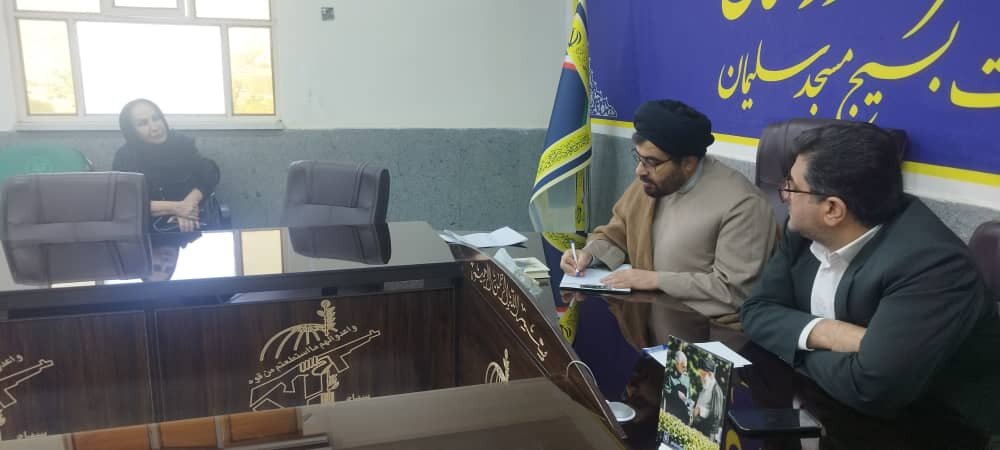 پیگیری حقوقی مسائل خانواده‌های شهدا و ایثارگران در مسجدسلیمان