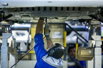 چرا خودروسازان ایران مونتاژ کار شدند؟/ تولید هر خودرو ۲۰۰۰ دلار ارز میبلعد