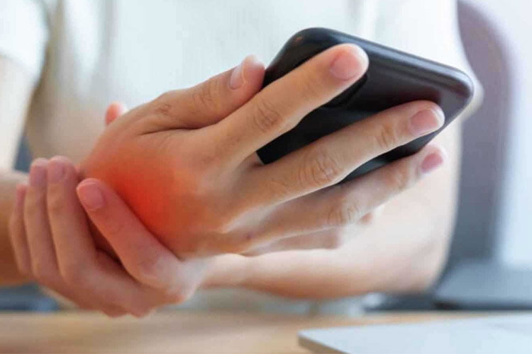 چرا نحوه‌ نگه‌داشتن گوشی بر خلق‌وخو و انرژی شما اثر می‌گذارد؟