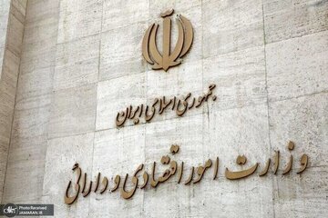 کنترل بازار ارز دست کیست؟/ وزیر اقتصاد کمترین نقش را دارد