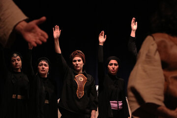 گزارش تصویری از تئاتر داستان‌های سرزمین مردمان خردمند در سمنان