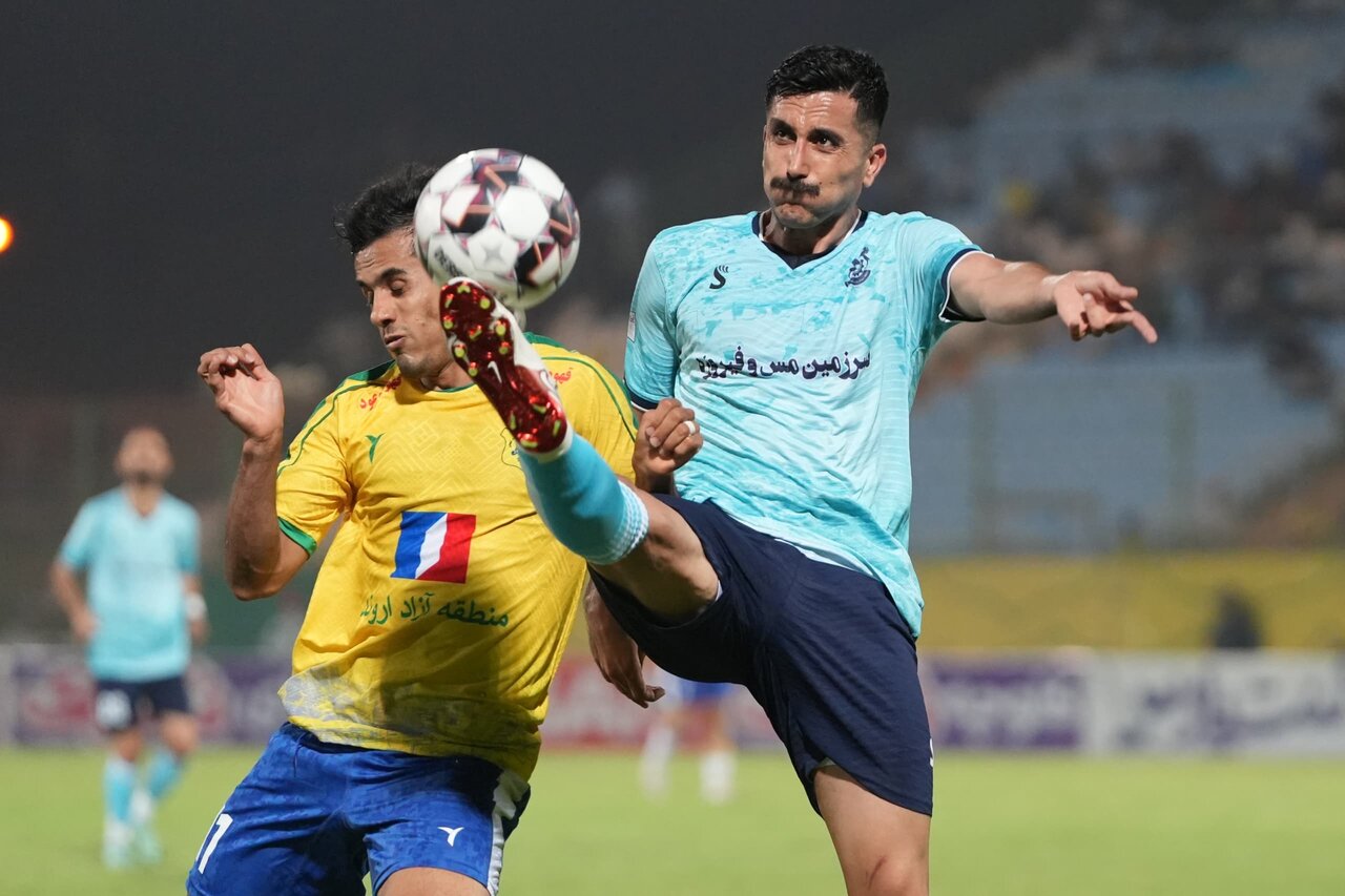 گزارش تصویری | بازی دو تیم فوتبال صنعت نفت آبادان و مس شهر بابک