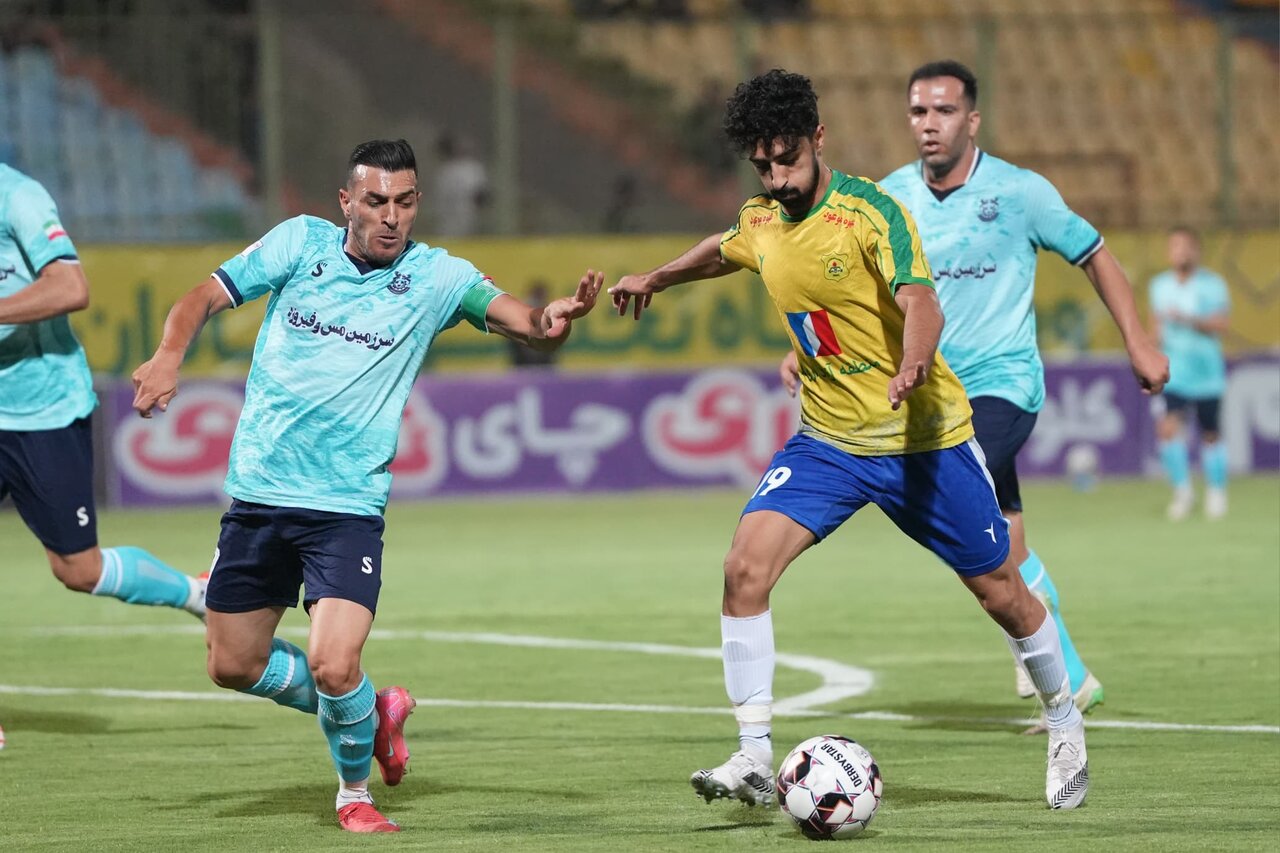گزارش تصویری | بازی دو تیم فوتبال صنعت نفت آبادان و مس شهر بابک